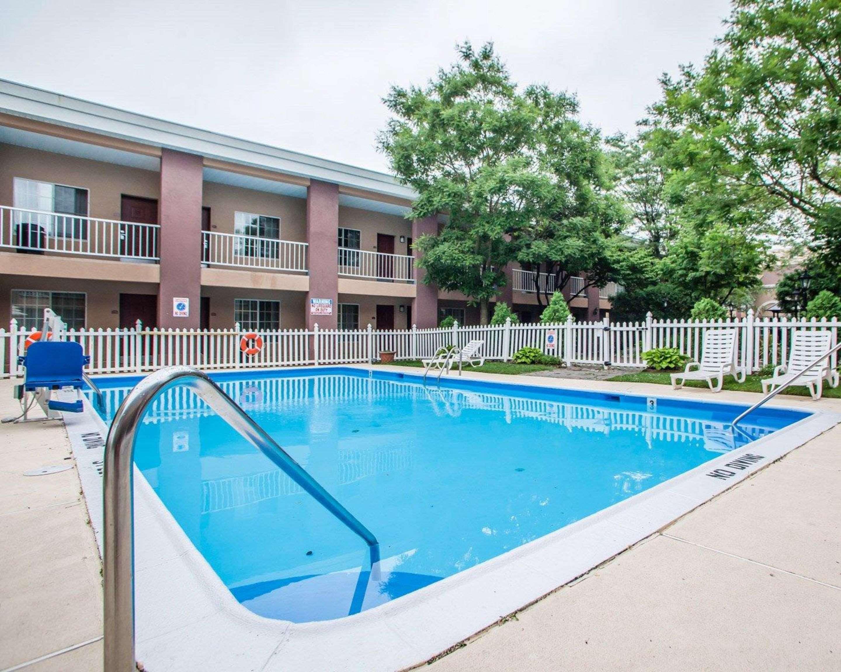 Clarion Hotel Palmer Inn Princeton Exterior photo